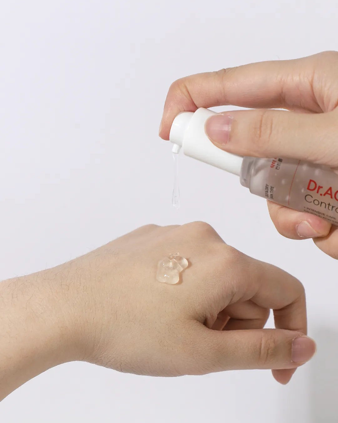 Applying a small amount of ACNOLOGY NIACICA (Dr.ACNi) Control Serum